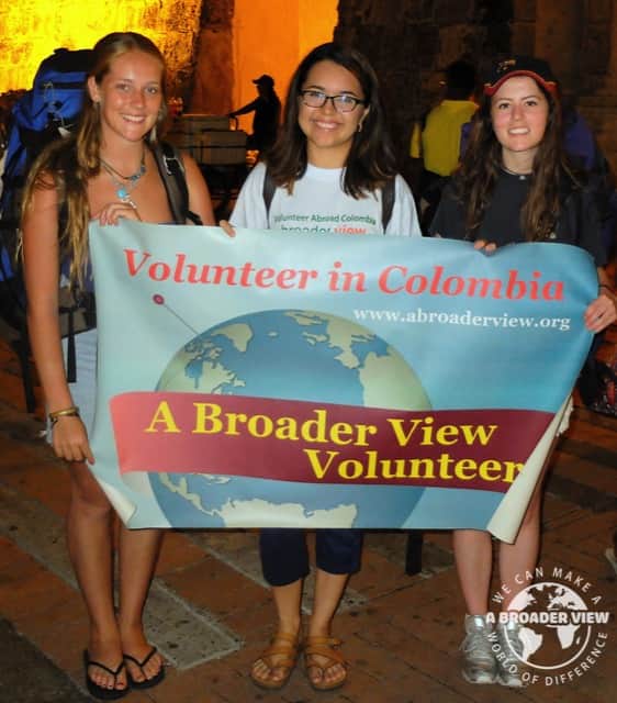 Review Elizabeth Halley-Stott & Tessa Duff (UK) Volunteers in Colombia Cartagena Child Care