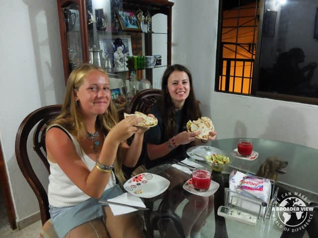 Review Elizabeth Halley-Stott & Tessa Duff (UK) Volunteers in Colombia Cartagena Child Care